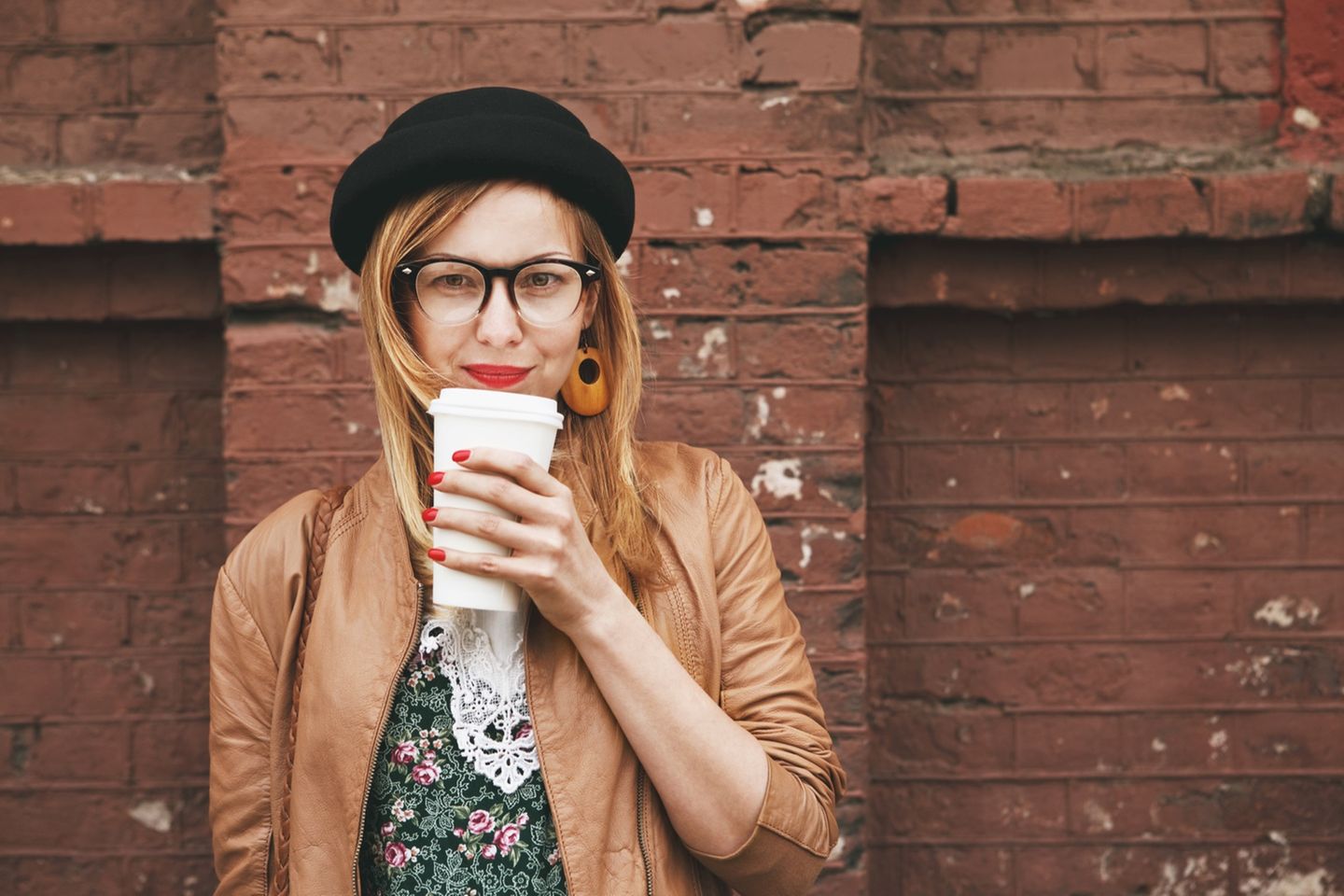 Rätsel: Frau mit Brille und Kaffee