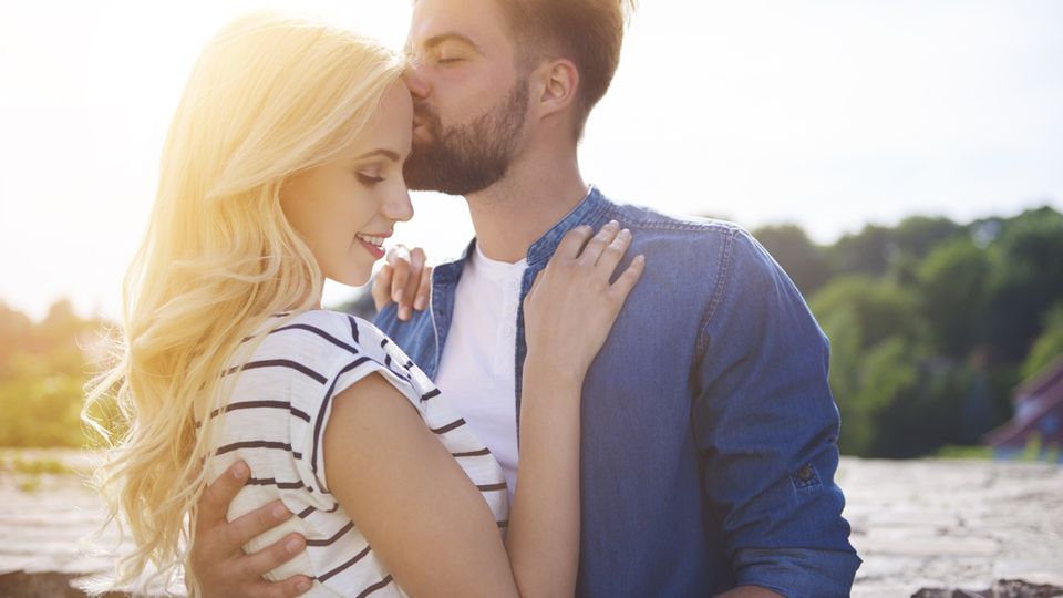 Wie muss man sich in einer Beziehung verhalten: Paar kuschelt