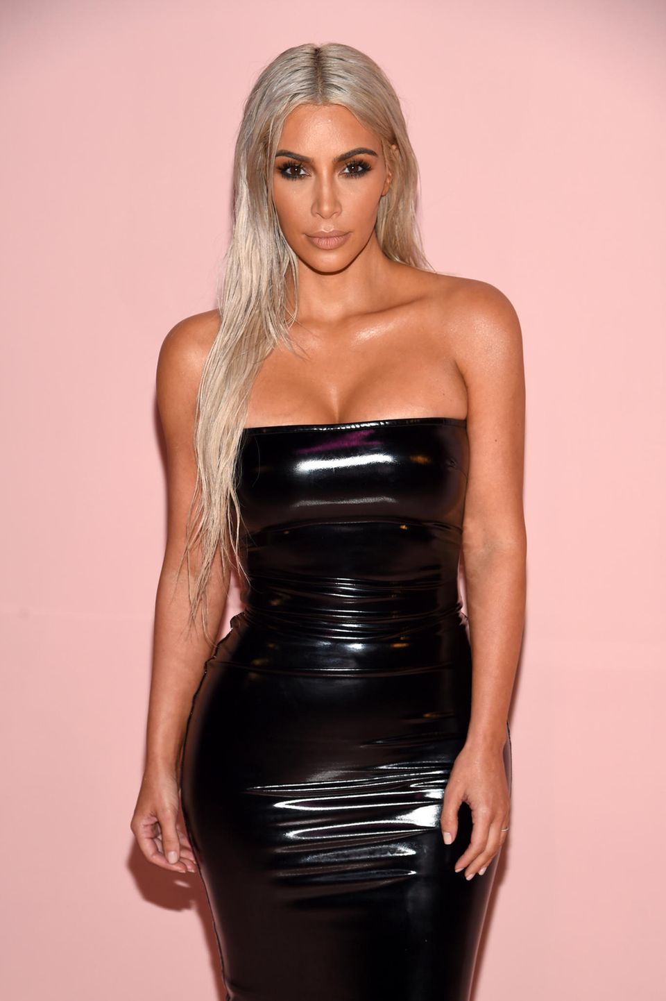 Kim Kardashian mit Perücke