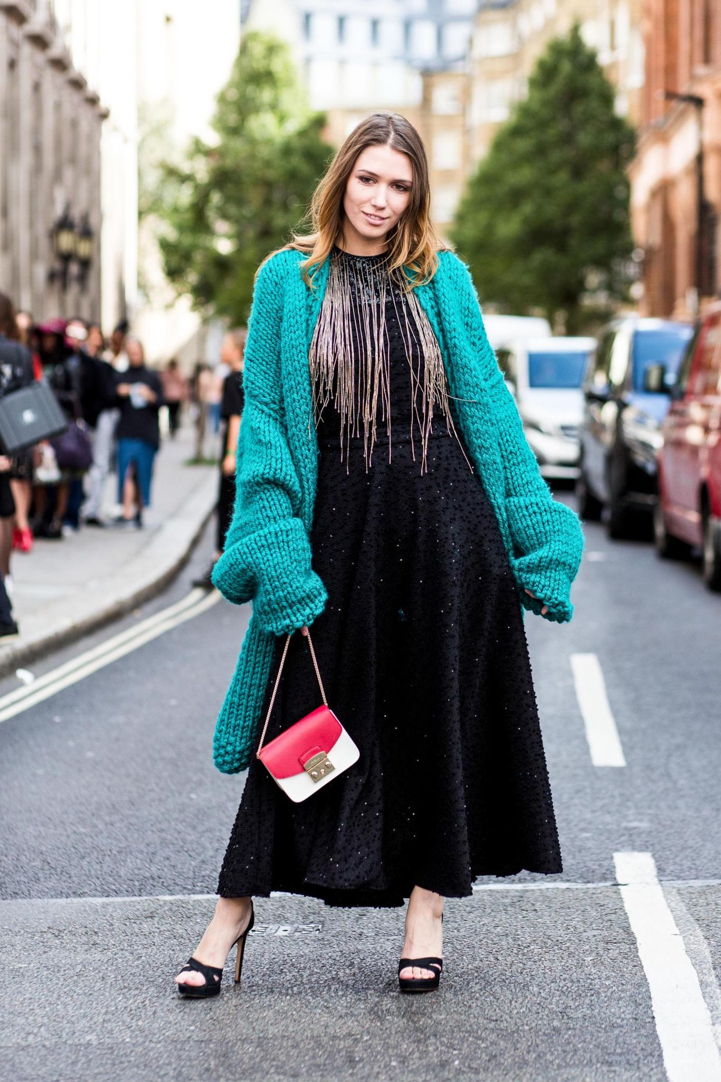 Streetstyle mit Oversized Strickjacke bei der London Fashion Week