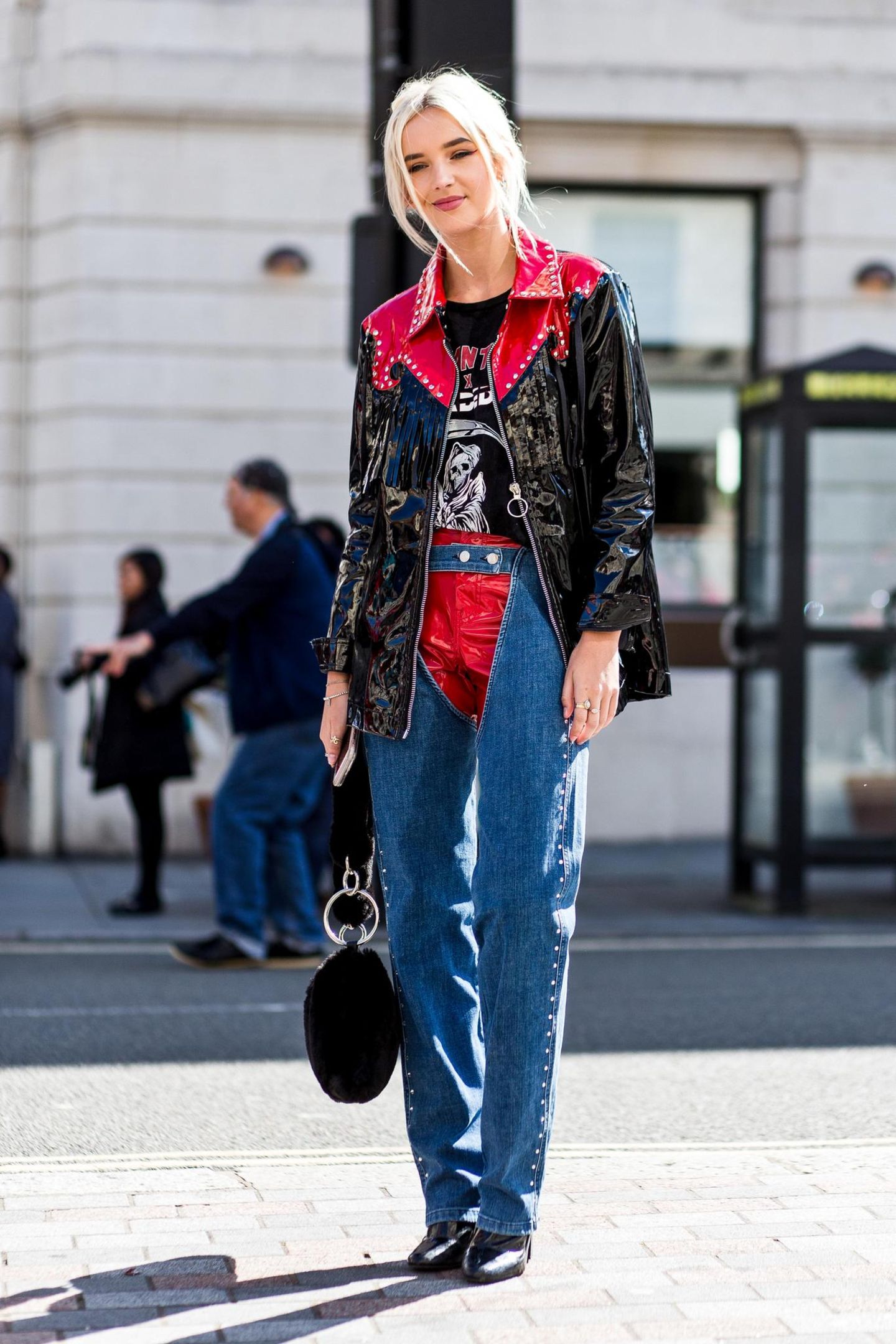 Streetstyle mit Lackjacke bei der London Fashion Week