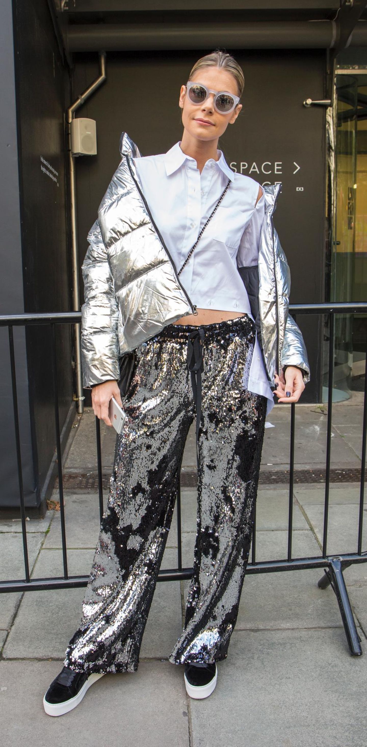 Streetstyle mit Pailletten-Hose von der London Fashion Week