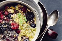 Rainbow Buddha Bowl mit Acai-Beeren Rainbow Buddha Bowl mit Acai-Beeren