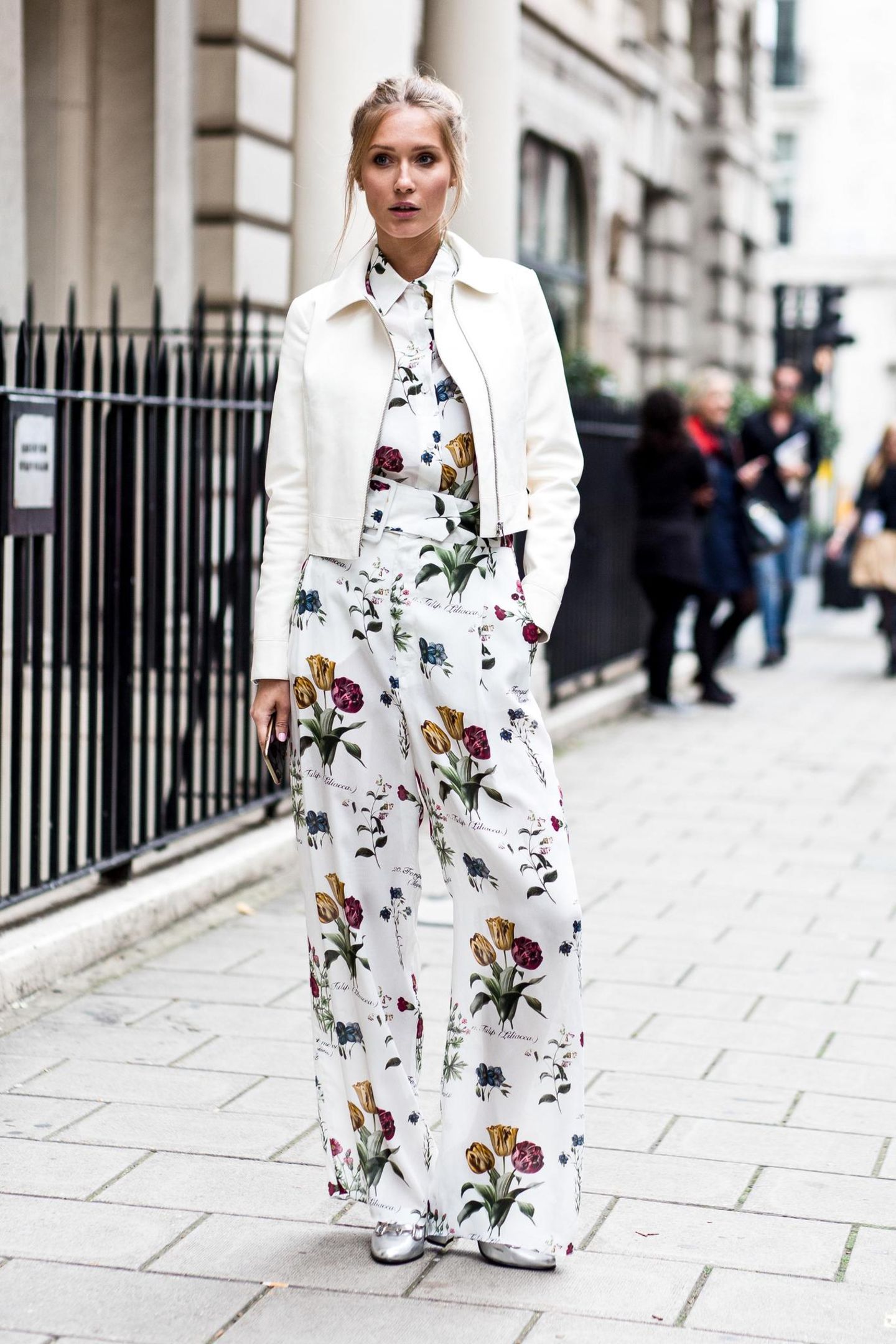 Streetstyle mit Blumen-Overall von der London Fashion Week