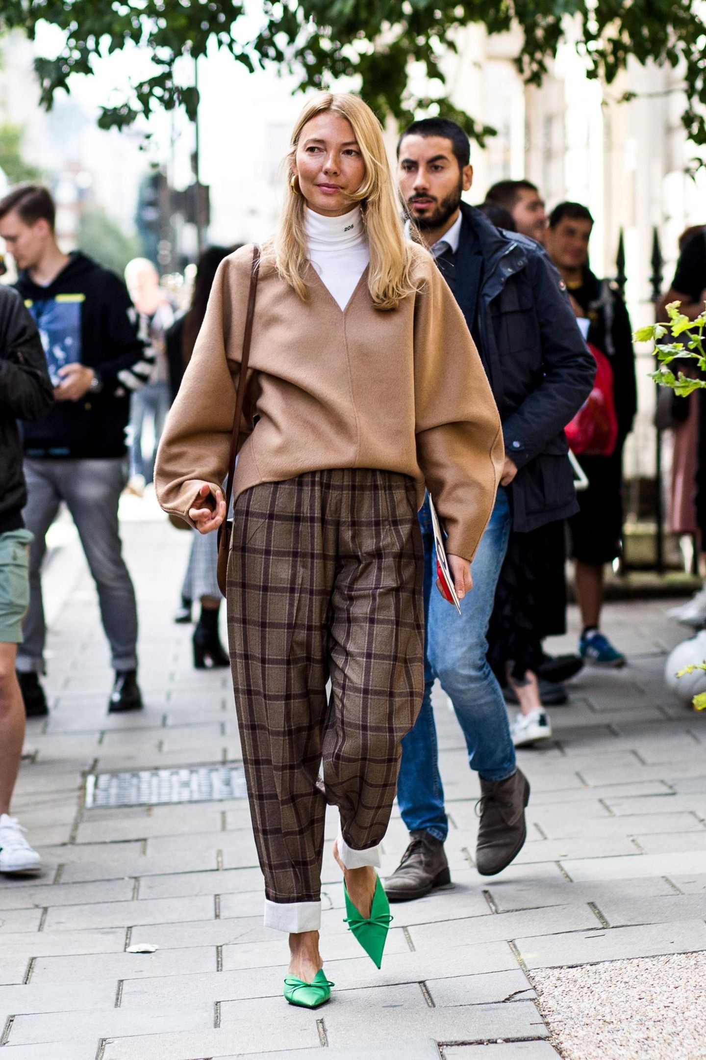 Streetstyle mit Bundfaltenhose bei der London Fashion Week