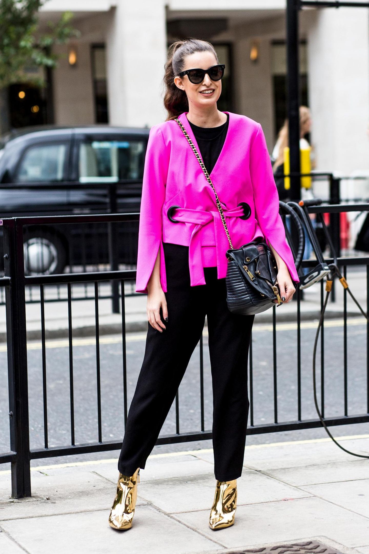 Streetstyle mit pinkem Blazer bei der London Fashion Week