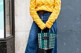 Streetstyle mit gelbem Strickpullover bei der London Fashion Week
