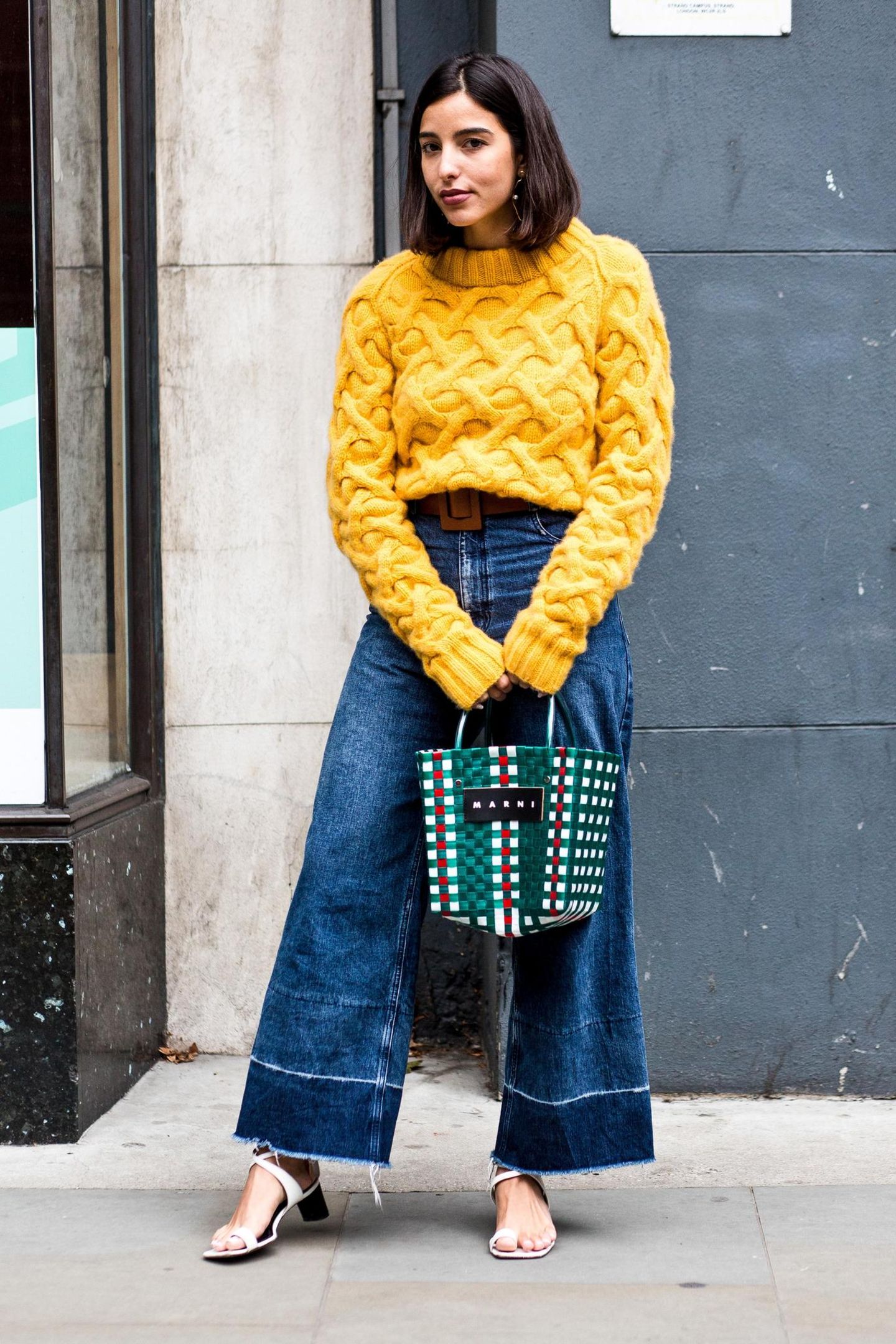 Streetstyle mit gelbem Strickpullover bei der London Fashion Week