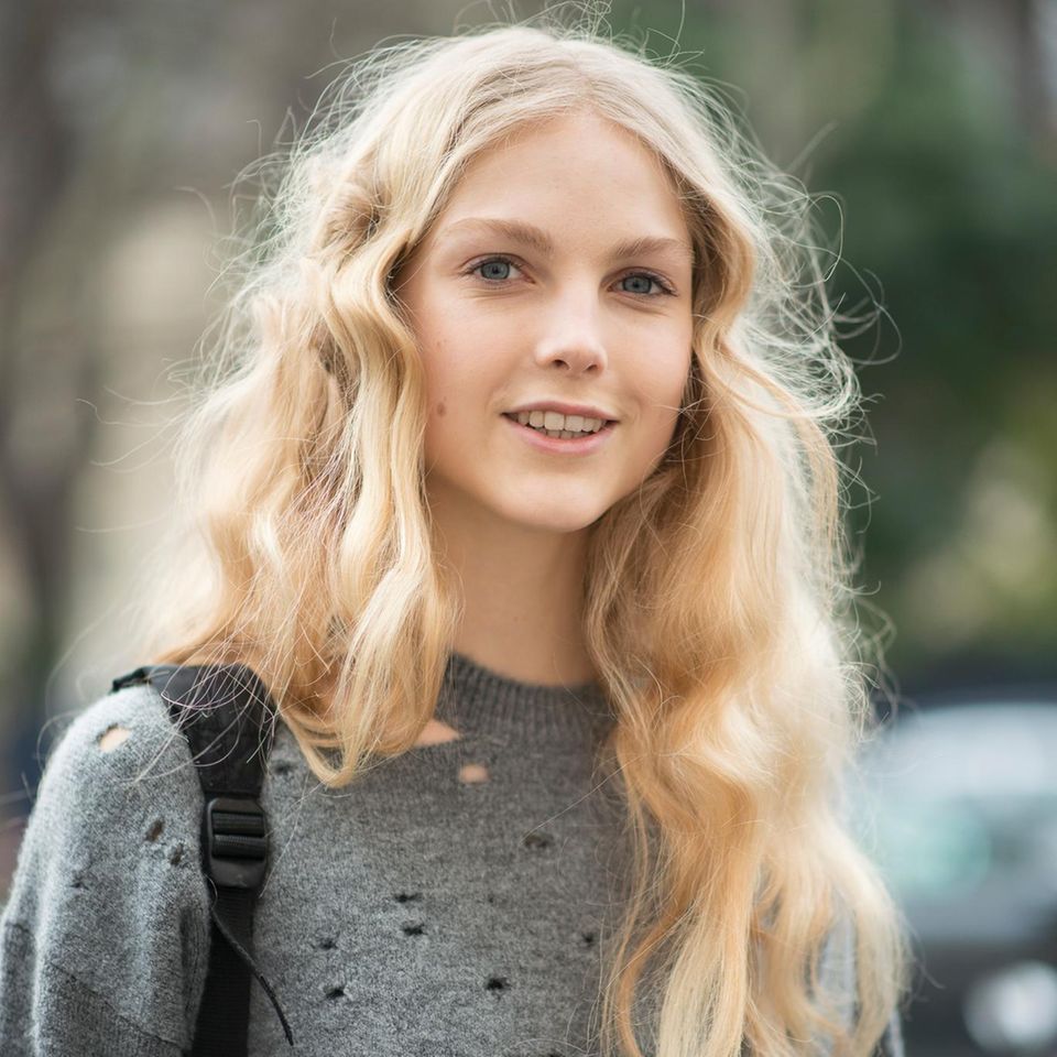 Trendfrisuren: Lange, lockige und blonde Haare mit Mittelscheitel