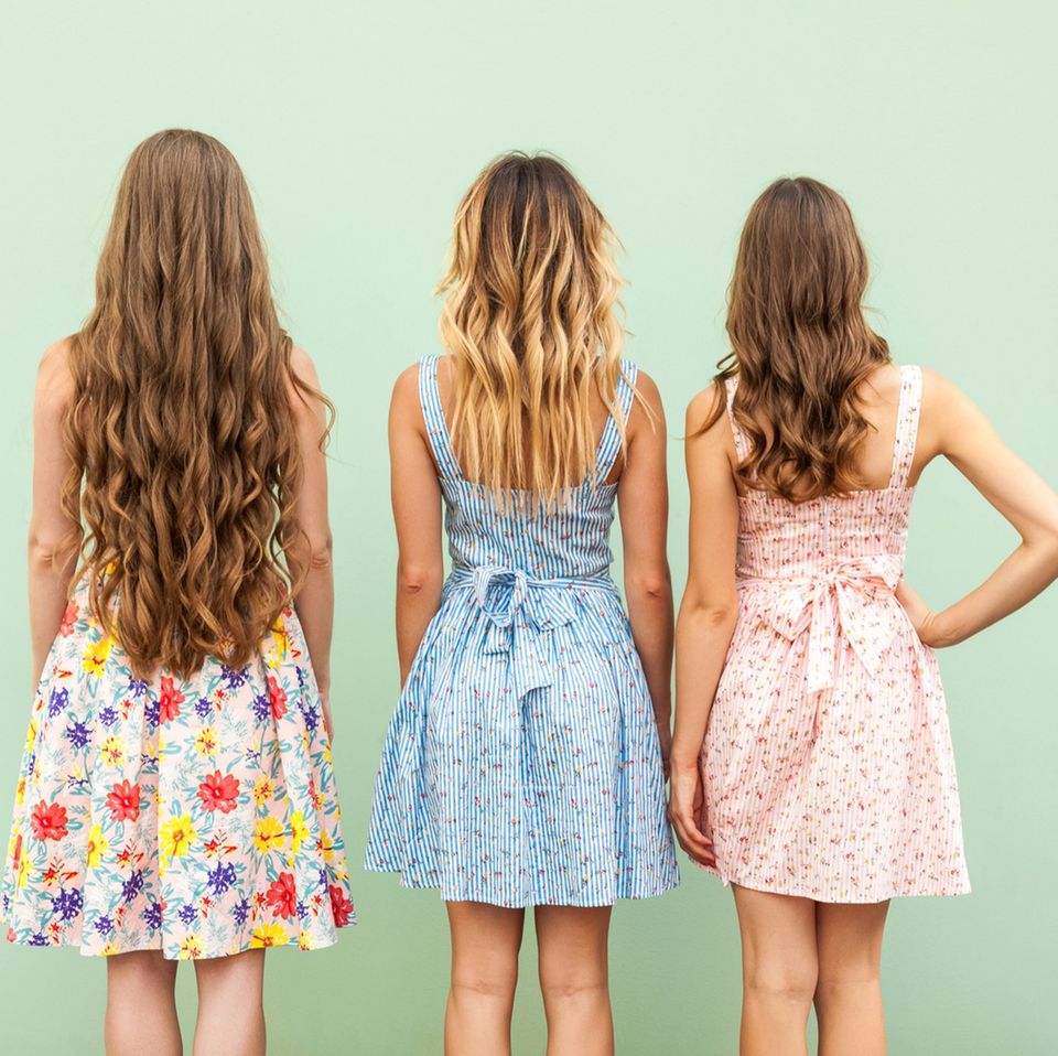 Drei junge Frauen von hinten