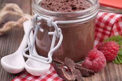 Mousse au Chocolat mit Crème fraîche Mousse au Chocolat mit Crème fraîche