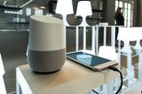 Rein technisch gesehen hat Google bei der Spracherkennung schon weit vor Amazon mit der Entwicklung begonnen und daher einen großen Vorsprung. Der smarte Google-Lautsprecher kostet 150 Euro - seit Kurzem gibt es von Google auch den kleinen Assistenten "Google Home Mini", mit 59 Euro ein günstiges Einsteigermodell. 