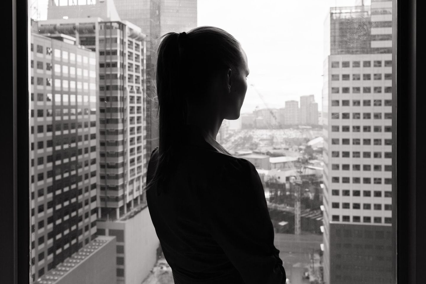 Japanerin stirbt nach Überstunden: Eine Frau an einem Bürofenster