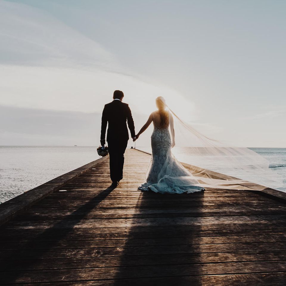 Wird die Ehe glücklich: Brautpaar am Meer