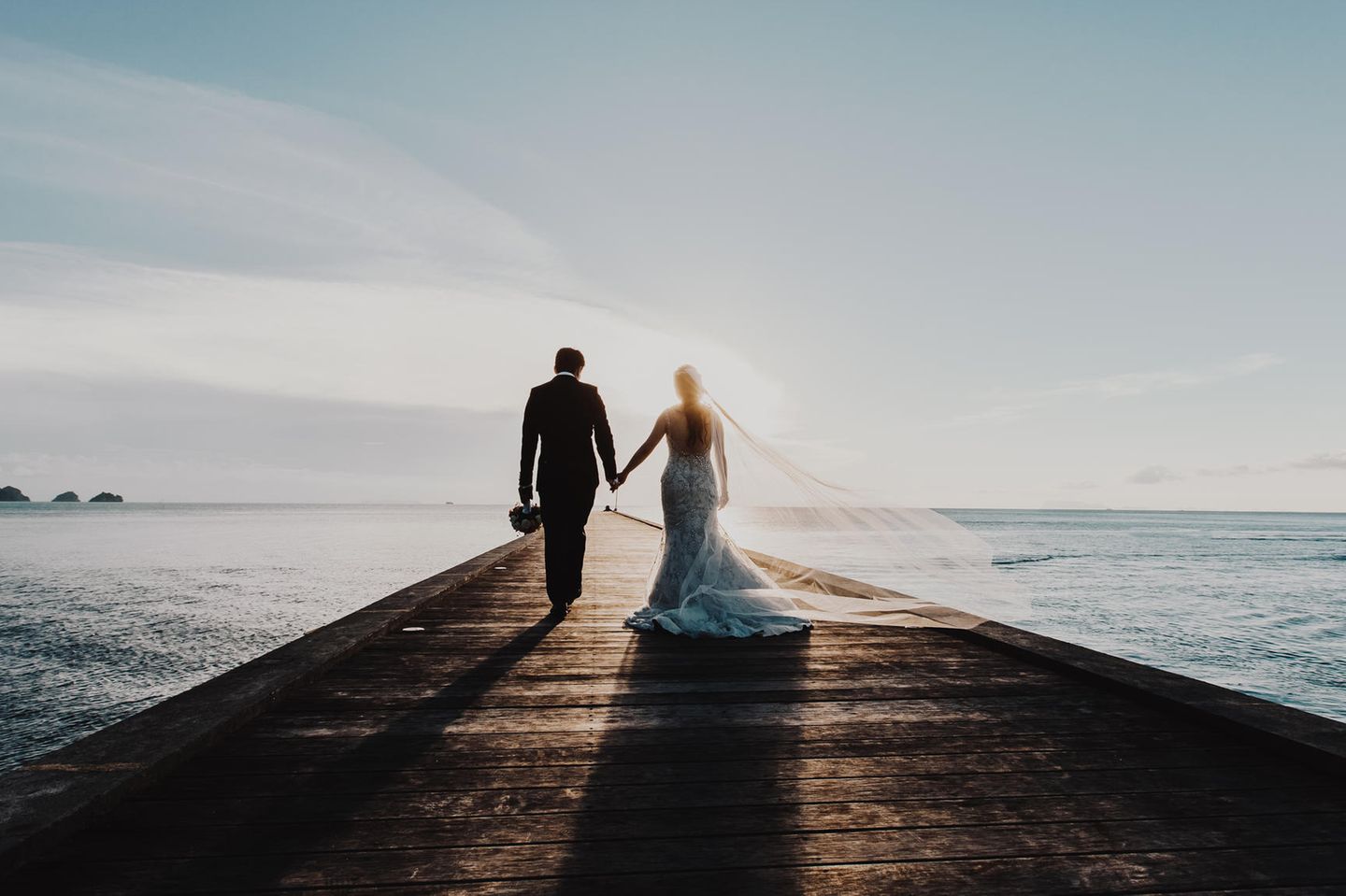 Wird die Ehe glücklich: Brautpaar am Meer