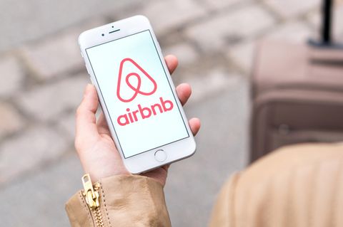 Das Logo von Airbnb auf einem Smartphone.