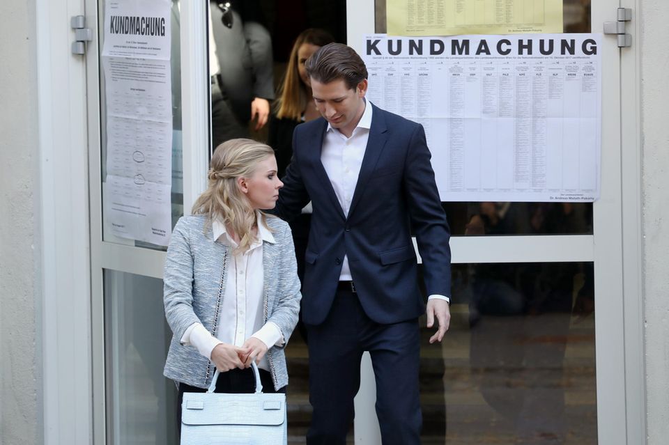 Sebastian Kurz und Susanne Thier verlassen ein Wahllokal.