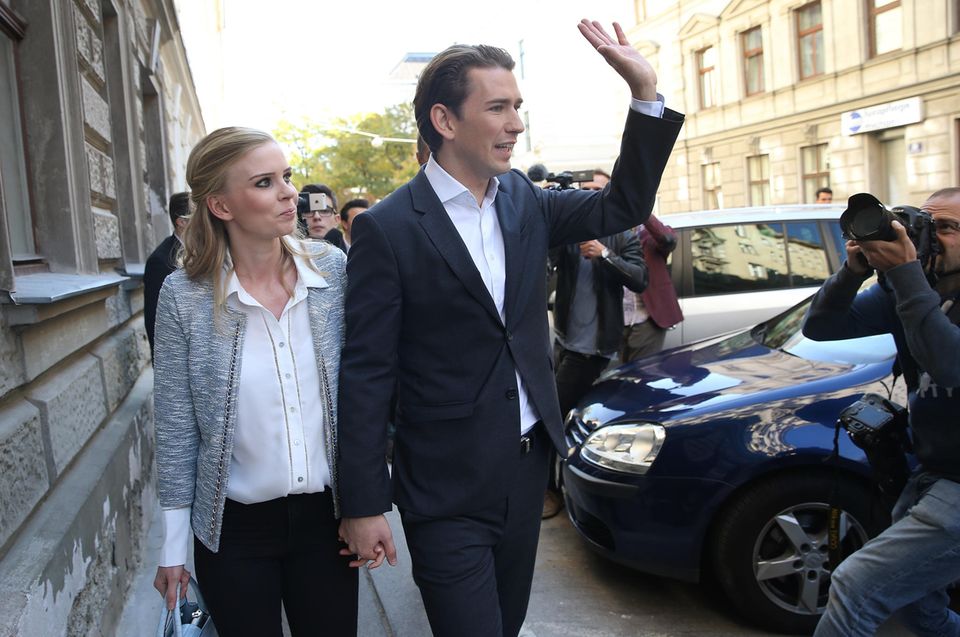 Sebastian Kurz und Susanne Thier laufen Hand in Hand eine Straße entlang.