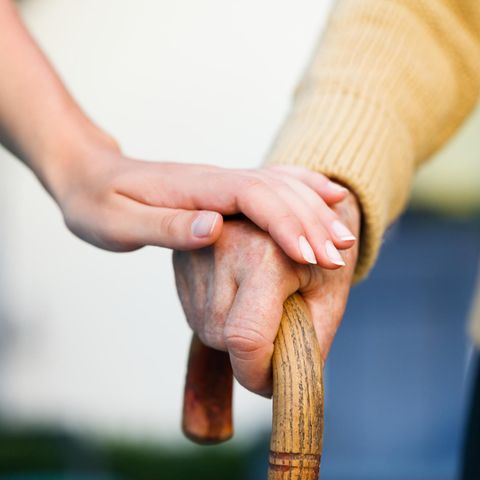 Pflegeversicherung: Hand von alter Dame