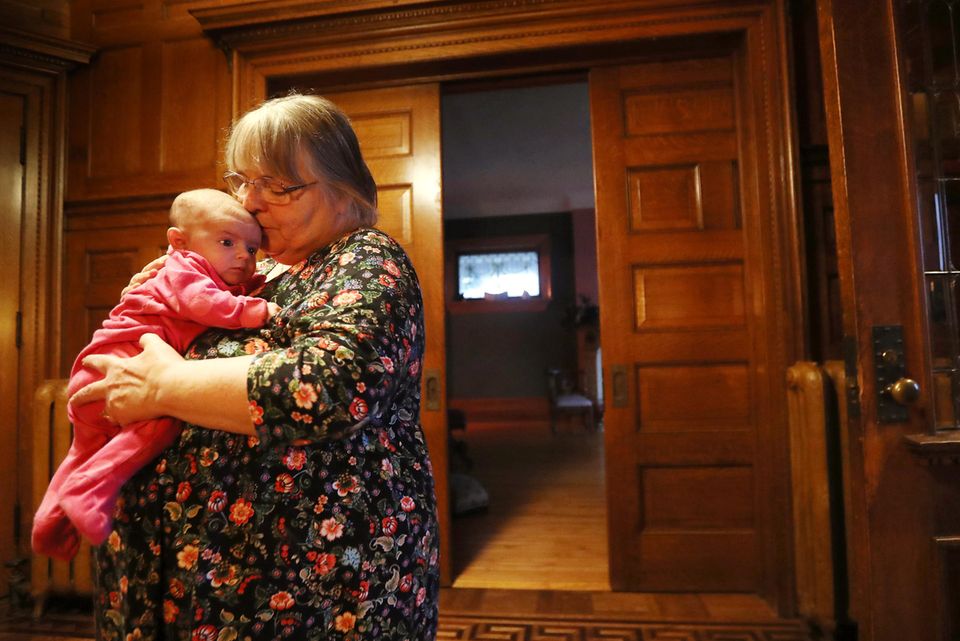 Großmutter Linda Boyle mit ihrer Enkelin Grace.