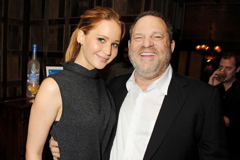 2013 legte Harvey Weinstein bei einem Dinner in London noch vertraut den Arm und Jennifer Lawrence – jetzt ist dem Hollywood-Produzenten das Lachen wohl vergangen.  
