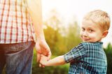 Was wünschen sich kleine Kinder am meisten? Spielzeug? Gute Noten? Nein, in fast allen Umfragen liegt als Wunsch vorne: mehr Zeit mit den Eltern zu verbringen. Laut einer Studie des Deutschen Instituts für Wirtschaftsforschung von 2013 findet rund ein Drittel der Kinder in Deutschland, dass ihre Eltern nicht genug Zeit mit ihnen verbringen. Unsere Zuwendung tut ihnen gut - also geben wir sie ihnen! Wenn es zu viel wird, werden sie sich schon melden ... 