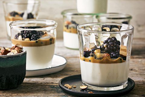 Joghurt-Mousse mit Butterscotch-Soße und Beeren