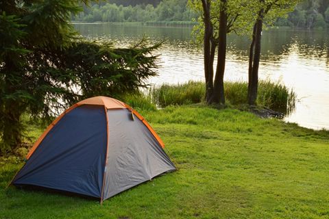 Ein Zelt vor einem See (Symbolfoto).