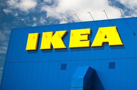Ein IKEA-Schriftzug an einem Gebäude des Unternehmens.