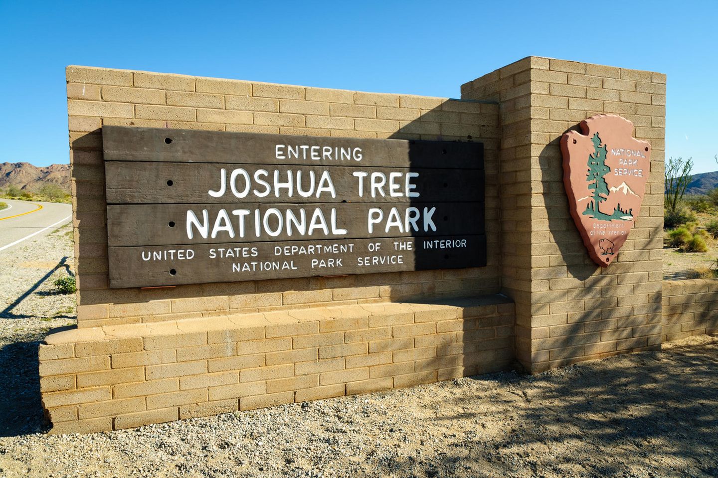 Ein Schild kennzeichnet die Grenze des Joshua Tree Nationalparks im Süden Kaliforniens.