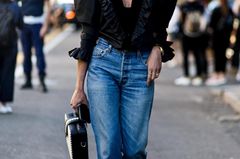 Styling-Tipp: 3 Wege, deine Jeans cool zu krempeln Jeans gekrempelt an einer Frau