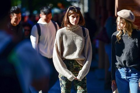 Kaia Gerber in Pullover von H&M