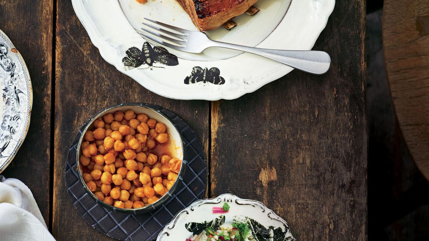 Geschmorter Schweinebauch Auf Kichererbsen Mit Lauchzwiebelsalsa