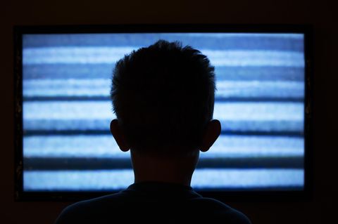 Porno-Konsum: Ein Junge sitzt im Dunkeln vor einem Bildschirm.