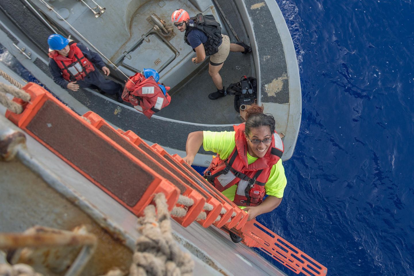 Tasha Fuiaba klettert nach fünf Monaten auf hoher See an Bord des Rettungs-Schiffs der Marine.