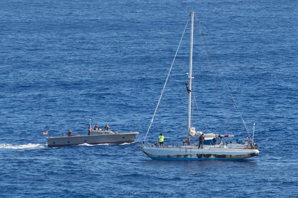 Das Boot der beiden Seglerinnen und ein Hilfsboot der US-Marine.