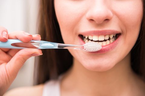 Schwarze Zahnpasta – Zähne putzen mit Aktivkohle