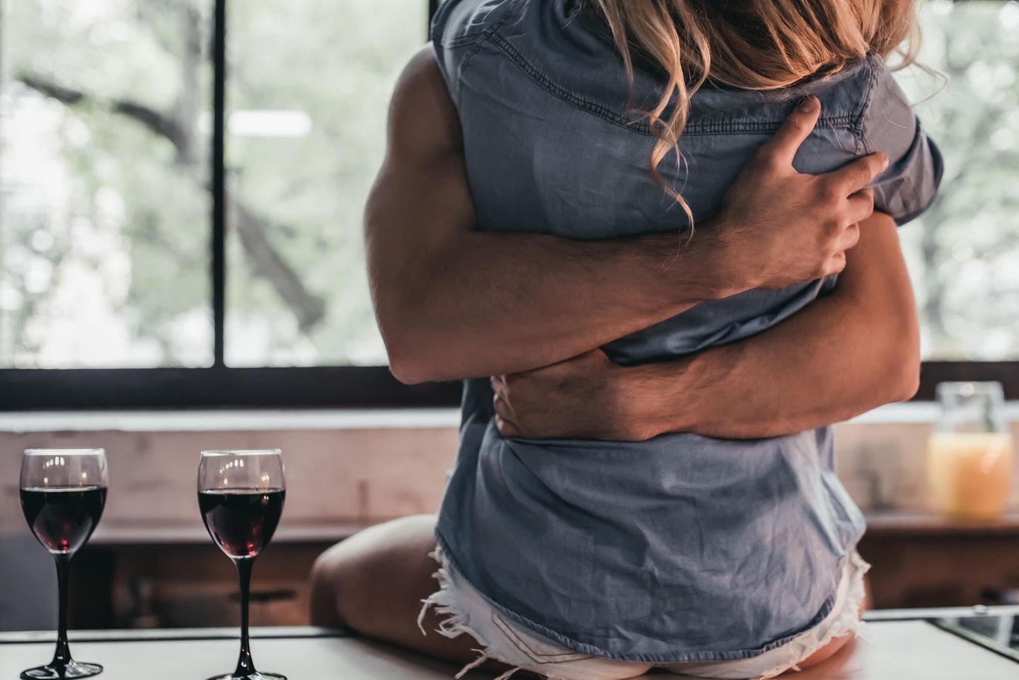Liebesbeweise beim Sex: Paar umarmt sich