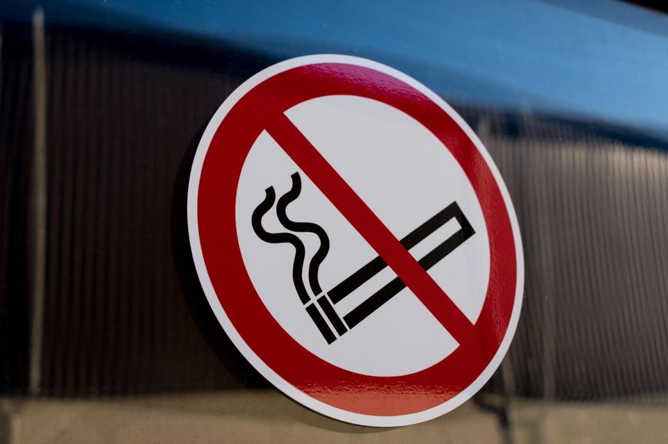 Ein "Bitte nicht Rauchen"-Schild an einer Scheibe.
