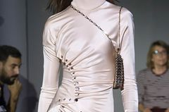 Raffiniert! So sehen unsere Sachen in dieser Saison aus Raffung auf dem Laufsteg von Paco Rabanne