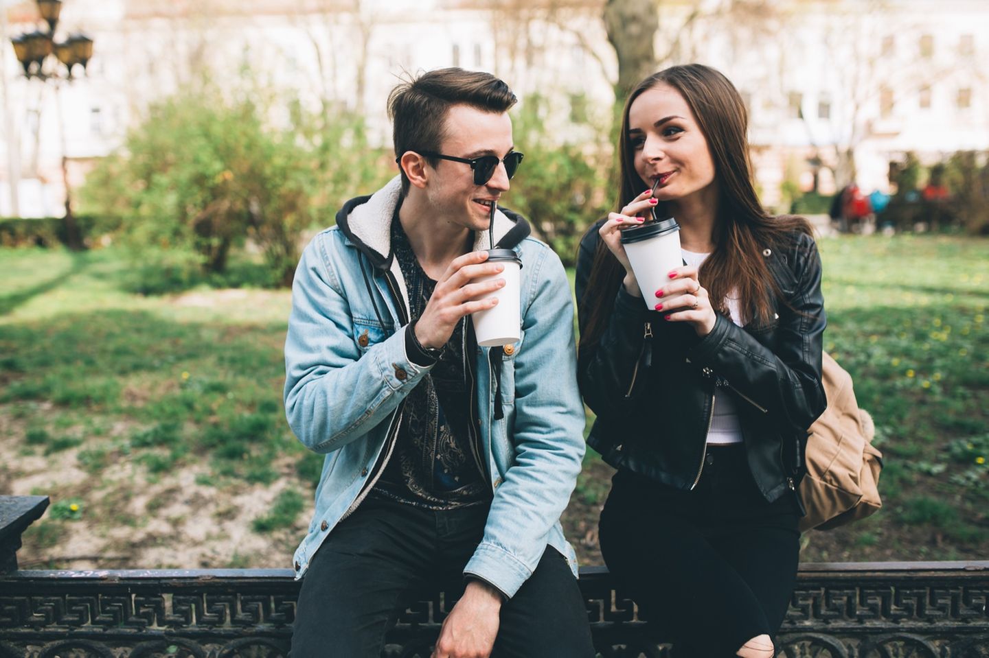 Lügen beim Date: Paar trinkt Kaffee