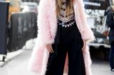 Faux-Fur-Mantel in Pink als Streetstyle