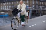 Faux-Fur-Jacke casual gestylt als Streetstyle