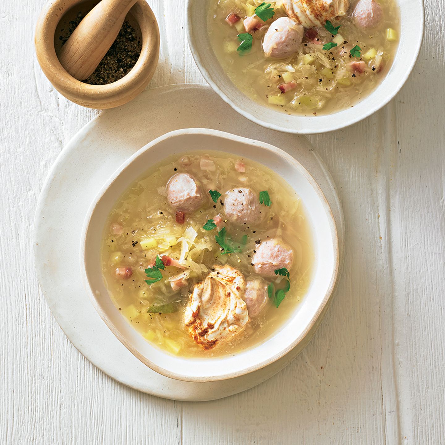 Sauerkraut-Suppe mit Kalbsbrät-Nocken