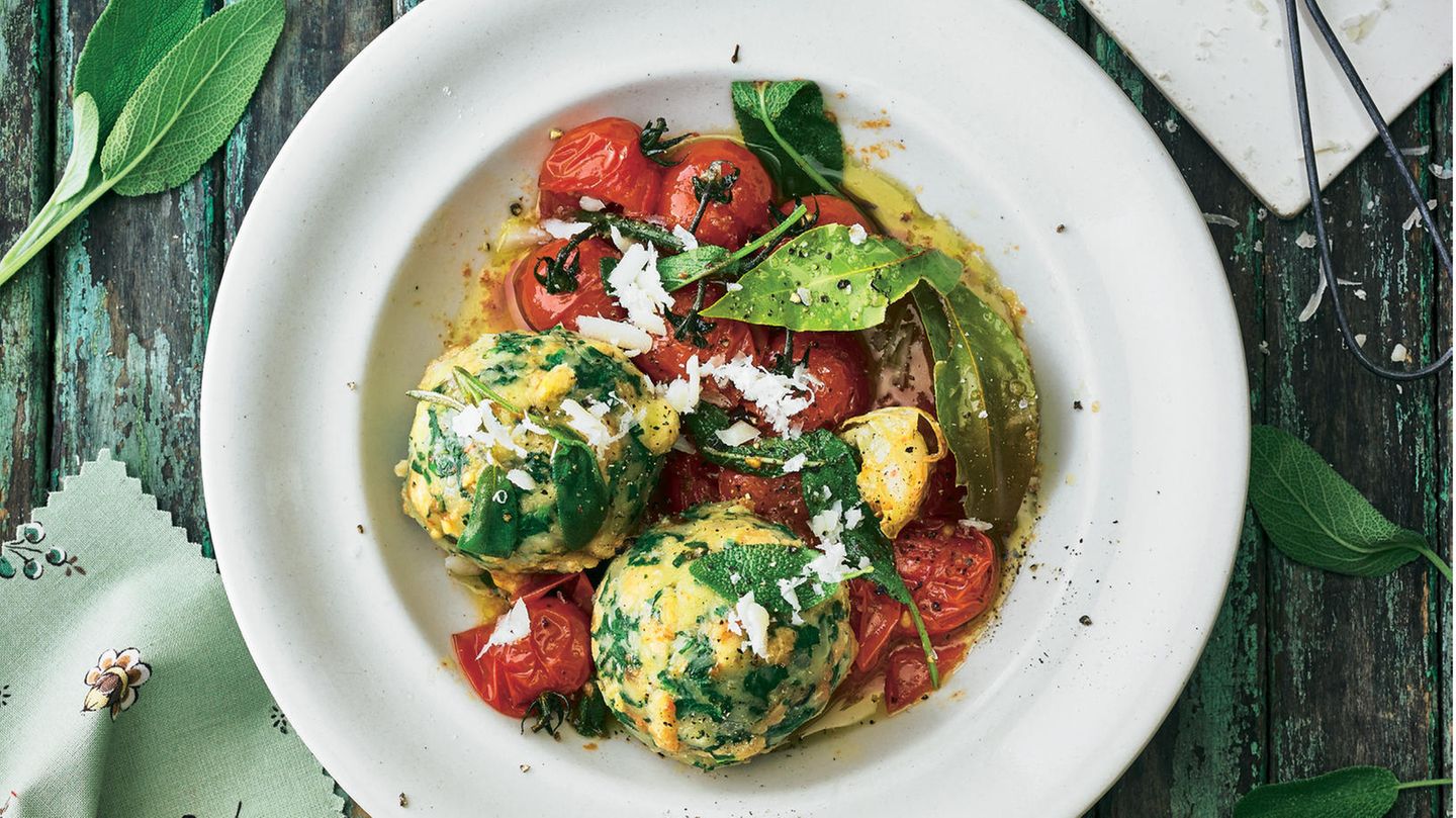 Parmesan-Spinatknödel mit Salbeibutter und Tomaten | BRIGITTE.de