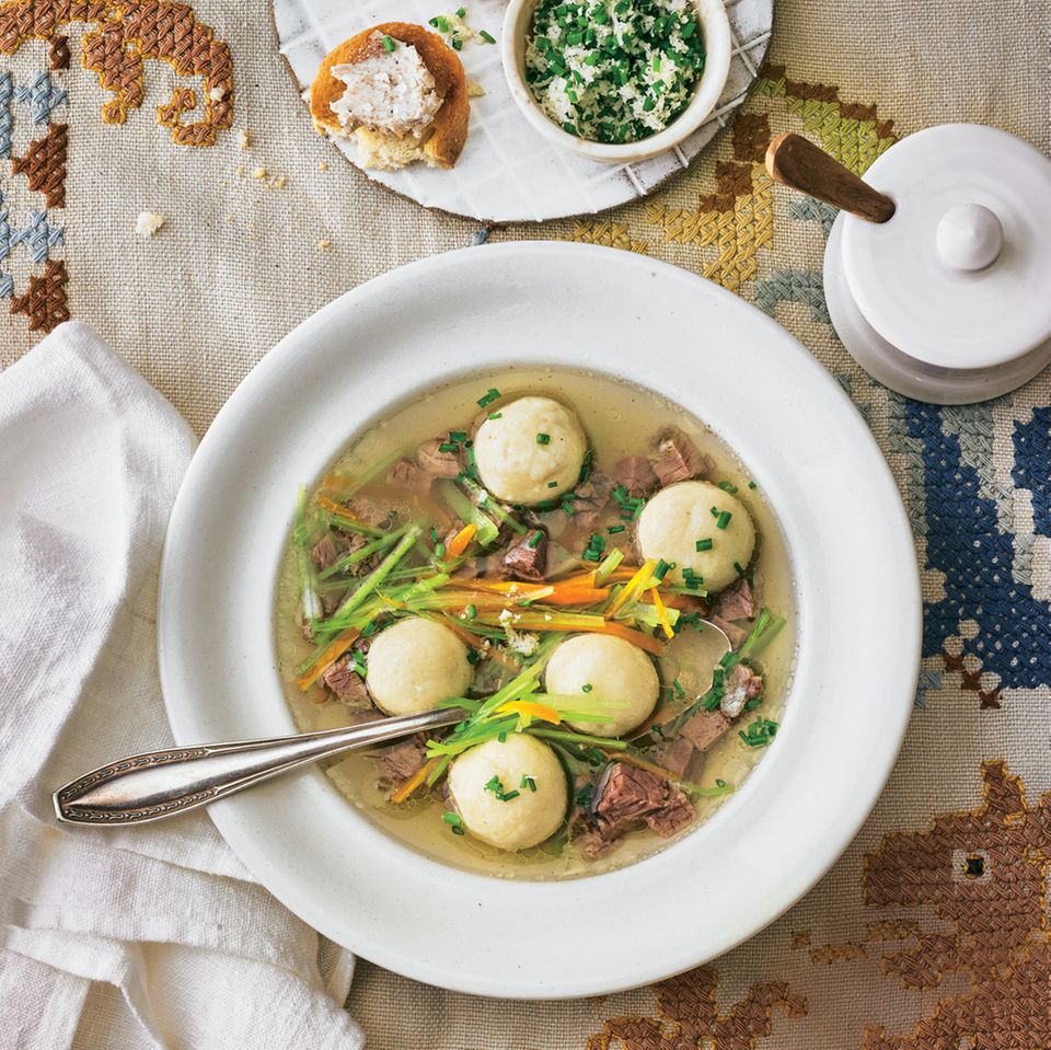 Grießknödel-Tafelspitz-Suppe mit Röstbrot