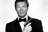Er wird für immer einer der größten James-Bond-Darsteller aller Zeiten bleiben - nicht zuletzt wegen seines unvergleichlichen Humors. Am 23. Mai 2017 starb Sir Roger Moore im Alter von 89 Jahren an Krebs. 