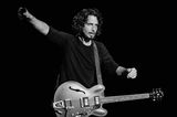 Als Frontmann der Band Soundgarden machte ihn der Bond-Song 'You know my Name' berühmt. Mit 52 Jahren nahm sich Musiker Chris Cornell am 18. Mai 2017 das Leben. Cornell soll immer wieder mit Alkohol und Depressionen zu kämpfen gehabt haben.