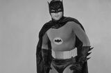 Als Batman wird er für immer unvergessen bleiben. Am 9. Juni 2017 starb Schauspieler Adam West an Leukämie. Eine Woche nach seinem Tod wurde als Würdigung ein riesiges Batman-Zeichen auf das Rathaus von Los Angeles projiziert. 