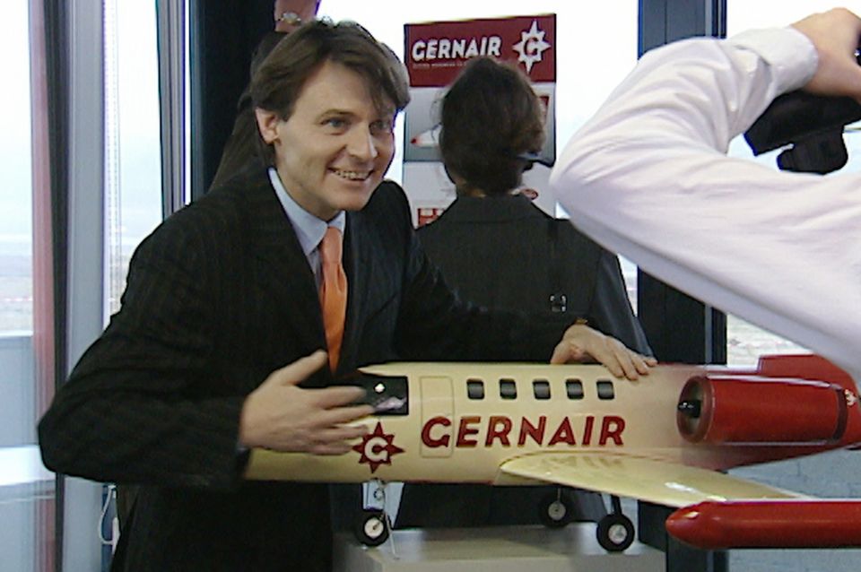 Jo Gerner (Wolfgang Bahro) mit einem Flugzeug-Modell seiner "Gernair"-Flotte.